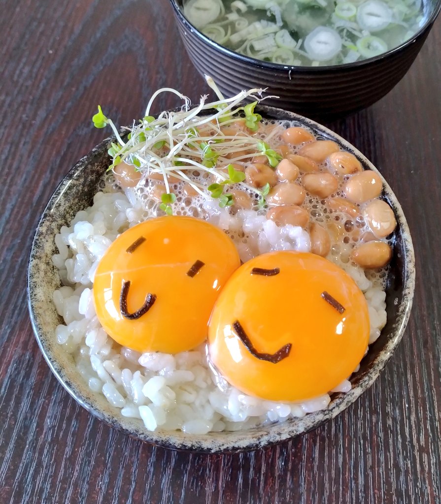 おはようございます😃 木曜日のニコ玉TKGを頂きます🍴🙏 なんだか朝日