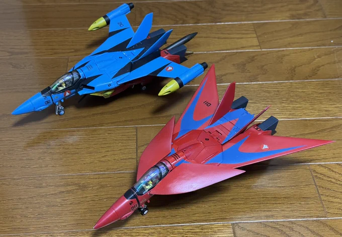 個人的な好みの話ですけど、
#ゲッターロボ の合体前のゲットマシンは飛行機なので、空力的に凸凹や溝は極力埋める設計をすると思うんですよね。

ガンダムデザインになれたせいか合体後は複雑でいいと思いますが、
「このプレーンなゲットマシンがこの複雑なロボに!?」
でこそ感動するというか。 