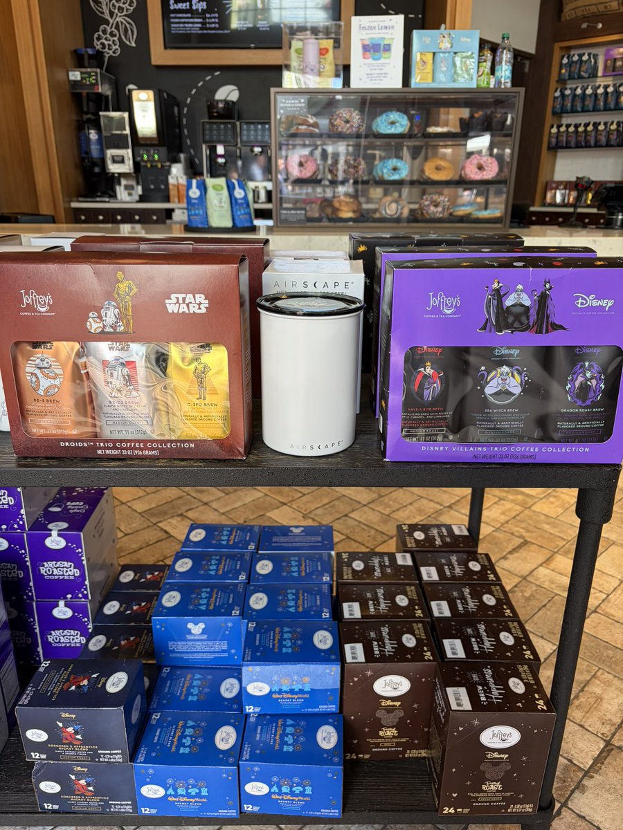 mickeynet019's tweet photo. ジョフリーズ•コーヒーではパークやリゾート限定ブレンドのコーヒーが買えますので、お土産にもおすすめです☕️✈️ 深煎りで上品な香りを楽しめるディズニー•リビエラ•リゾートがお気に入りです😊

ATディズニー•スプリングス #MNWDW https://t.co/2AtL4kOZaS