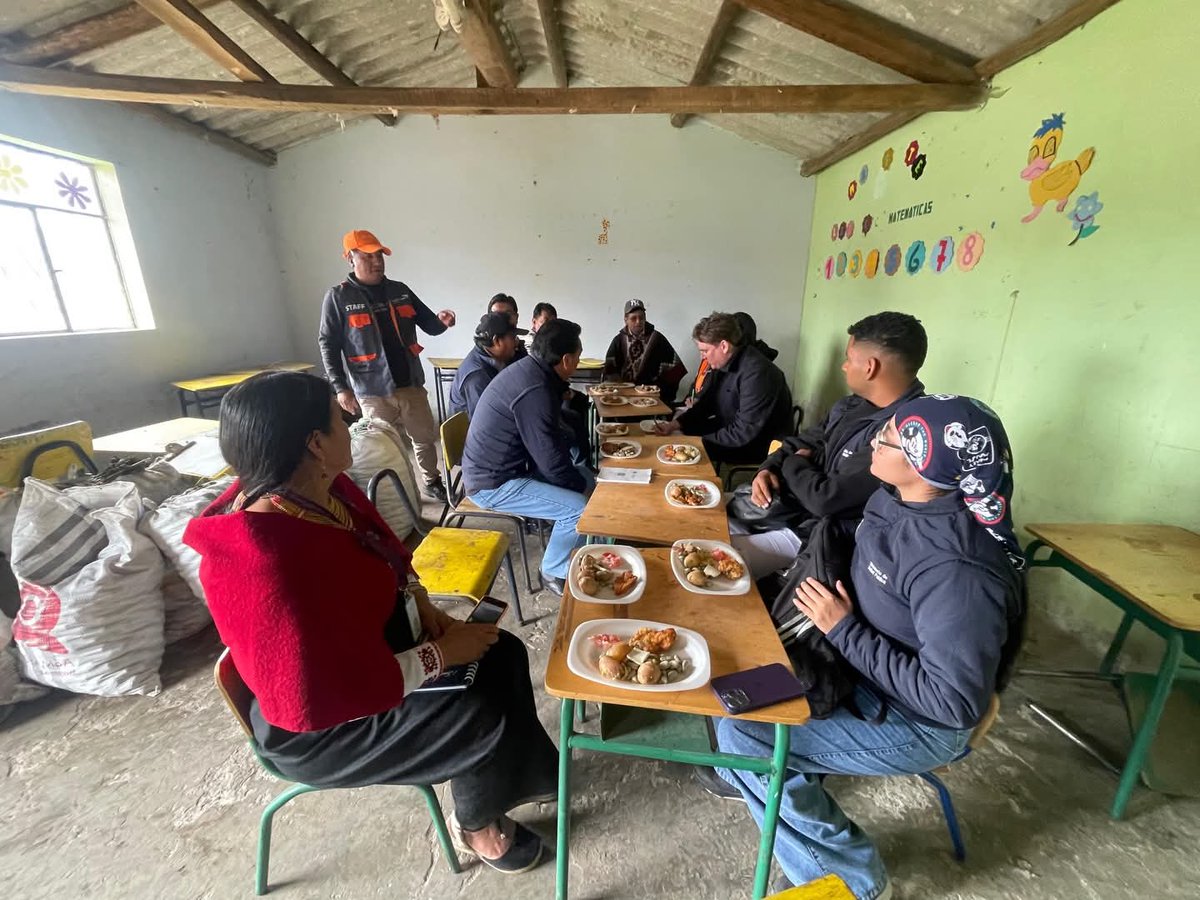 DPS_Chimborazo's tweet photo. #Colta | El equipo 👨‍⚕️👩‍⚕️del Centro de Salud Columbe participó en una reunión de trabajo desarrollada en la Unidad Educativa “Manuel Coro”, junto al MINEDEC y @worldvisionec, con el objetivo de evaluar la entrega de fondos destinados a diferentes carteras de Estado.
#ElNuevoEcuador https://t.co/X0jry3XEBH