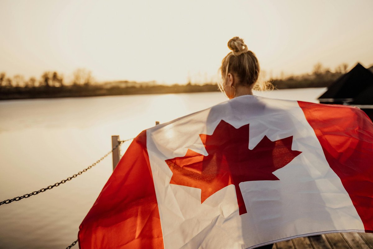 ss7ee7's tweet photo. 🇨🇦 معلومات عن Canada

🍁 كندا تملك أكبر عدد من البحيرات في العالم!
ويُعتقد أن فيها أكثر من مليوني بحيرة 😳🌊
لدرجة أن حوالي 20٪ من المياه العذبة على سطح الأرض موجودة فيها 💧

🫎 ومن أغرب القوانين القديمة في بعض مناطق كندا… كان ممنوع سحب حصان ميـ.ت في الشارع يوم الأحد 🐴🚫😂

🌌 وفي شمال كندا تظهر ظاهرة الشفق القطبي بشكل مذهل، حيث تمتلئ السماء بألوان خضراء وبنفسجية ساحرة ✨💚

🏒 وتُعتبر رياضة الهوكي جزءًا من هوية كندا الوطنية، حتى أن كثيرًا من الأطفال هناك يتعلمون التزلج قبل قيادة الدراجة 😅🥅