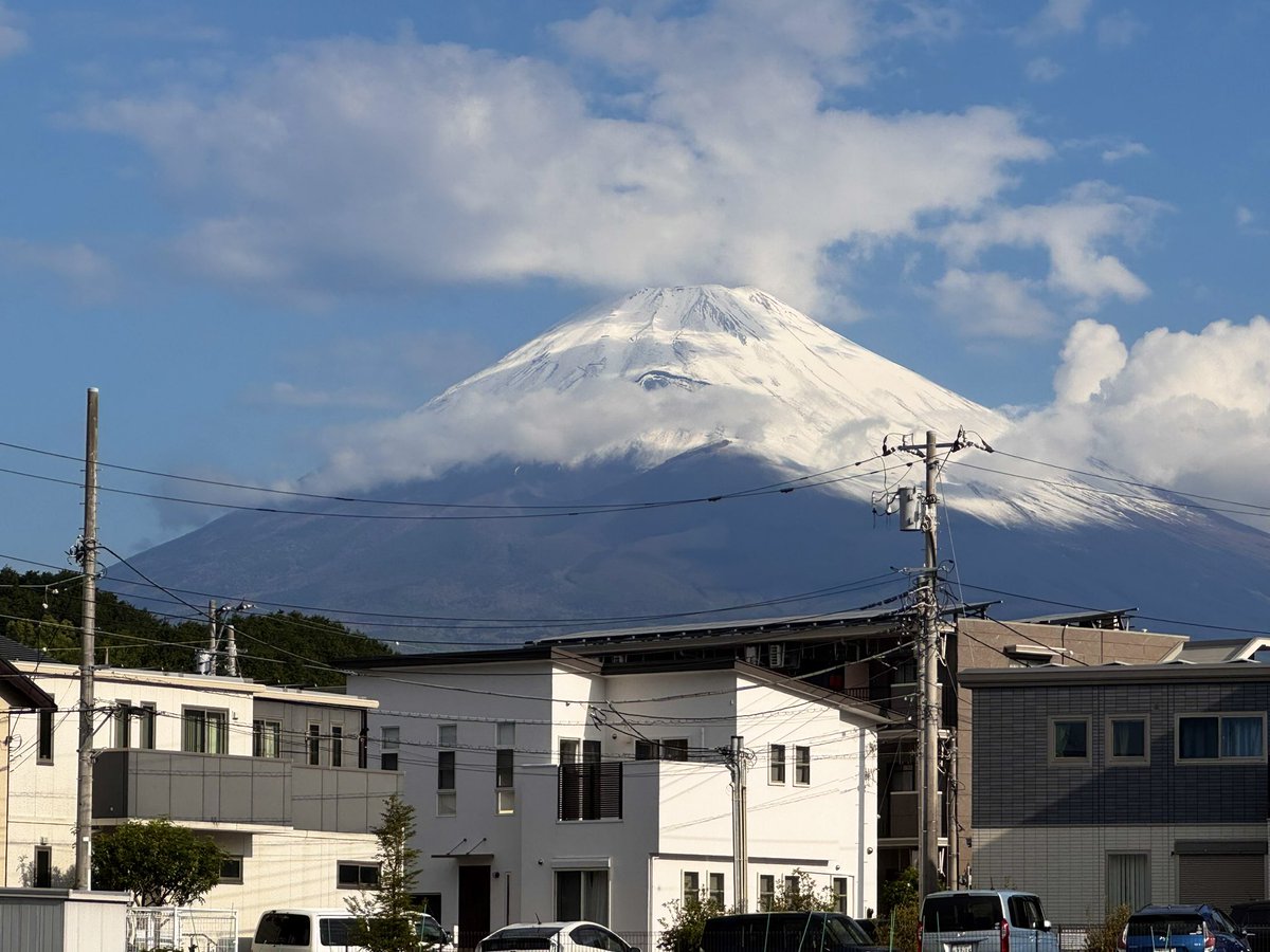 おはようございます。今朝の富士山と昨日の富士山です。雪が積もりまし