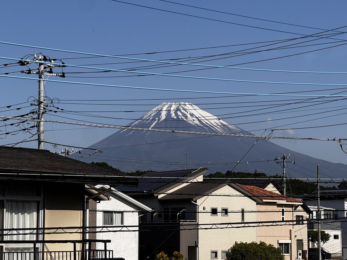 おはようございます。今朝の富士山と昨日の富士山です。雪が積もりまし