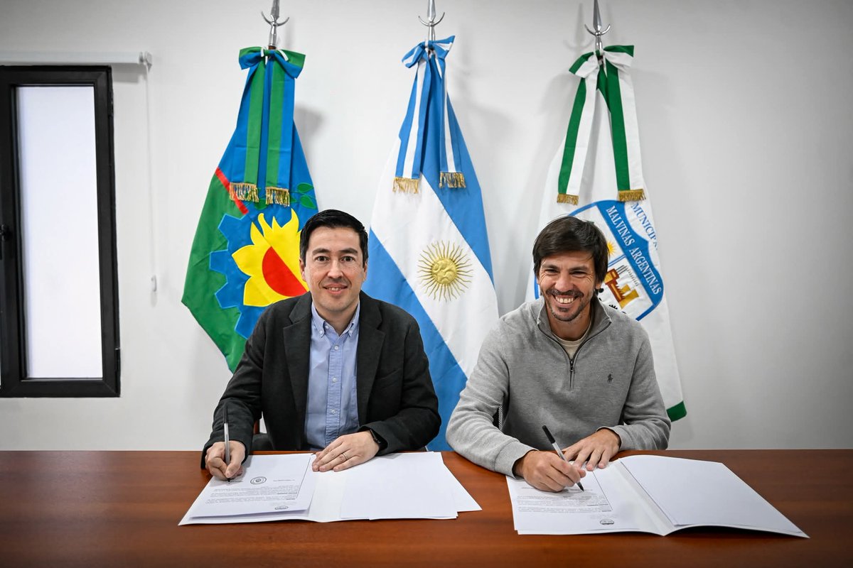 pulsoba's tweet photo. https://t.co/cy6mktjxBo

Nardini y Thea inauguraron la nueva sede del Tribunal de Cuentas en Los Polvorines
El intendente de @munimalvinas  y el presidente del HTC, inauguraron las nuevas oficinas que funcionarán en el Centro Cívico de Los Polvorines https://t.co/wsUbKX6VQA