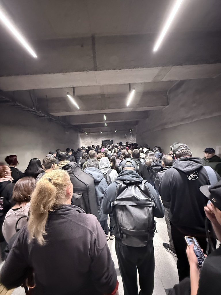 xNachooo___x's tweet photo. @metrodesantiago Que pasa en la línea 5? https://t.co/C7QWTjMaeP