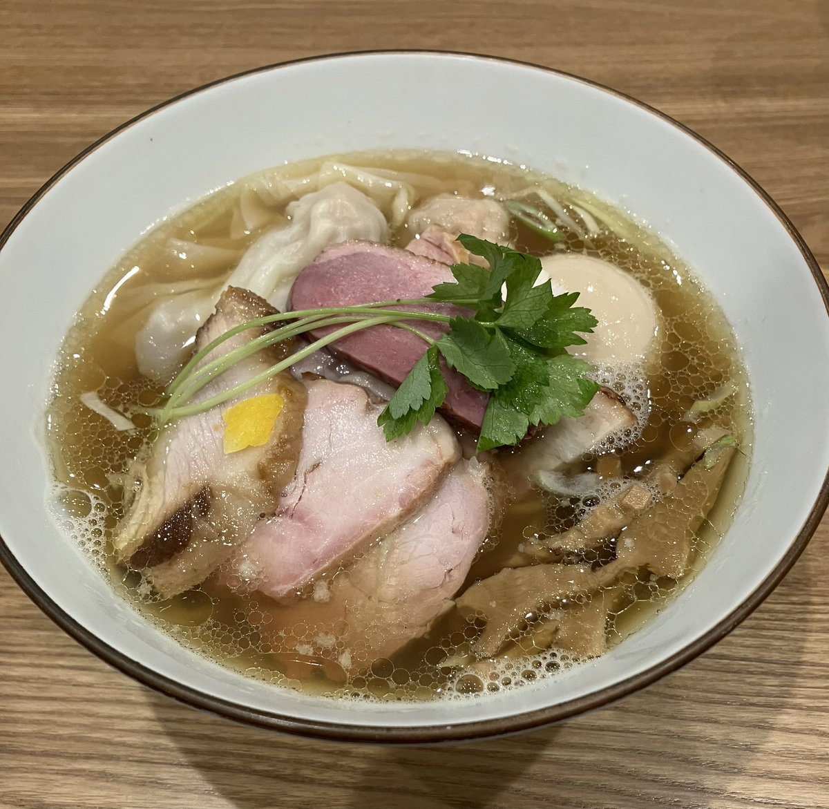 bayhiro51's tweet photo. らぁめん鴇 寒川
特製白醤油
つけ麺白醤油

この日は久しぶりの鴇さんへ💁‍♂️

白醤油は絶対と決めていたので、未食の動物系出汁or限定つけで悩んで、限定がまだ残ってたのでつけ麺を🔘👆

どれを食べても至高の一杯🏆
今日も美味しかったです💮💯😋
ご馳走様でした🙏 https://t.co/DXULcd8ZM8