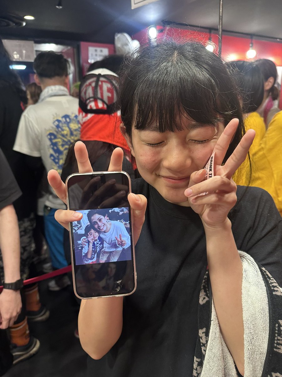 bakagajin's tweet photo. まじで盛り上がらない可能性めっちゃあったし、大滑りの可能性大だった！けど駆けつけてくれたファンがたくさんいていつも通りのライブ出来たよ〜☺︎超ありがとう！みんな大好きです！

2枚目は子どもの時写真撮った子が大きくなりすぎてたやつ。くぅ https://t.co/ZwFRdB8fiy