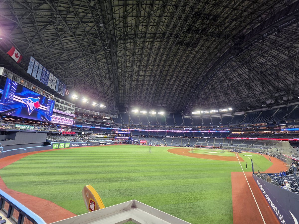 soyoso's tweet photo. มาดูเบสบอลกับเพื่อนที่ Toronto สนาม Blue Jays ล้ำมาก https://t.co/snvAg0Qvj5