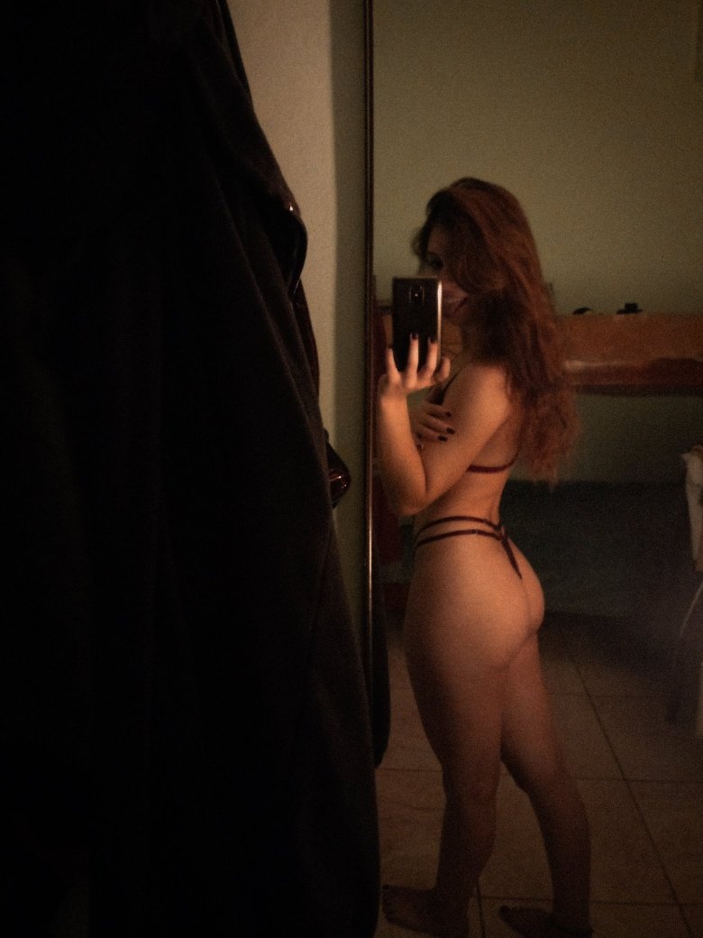 pajmorar's tweet photo. Imagínate volver de laburar todo el día, entrar a tu casa casa y ver qué tú hija se está sacando estás fotos. Que haces? https://t.co/b3mImn3q4U