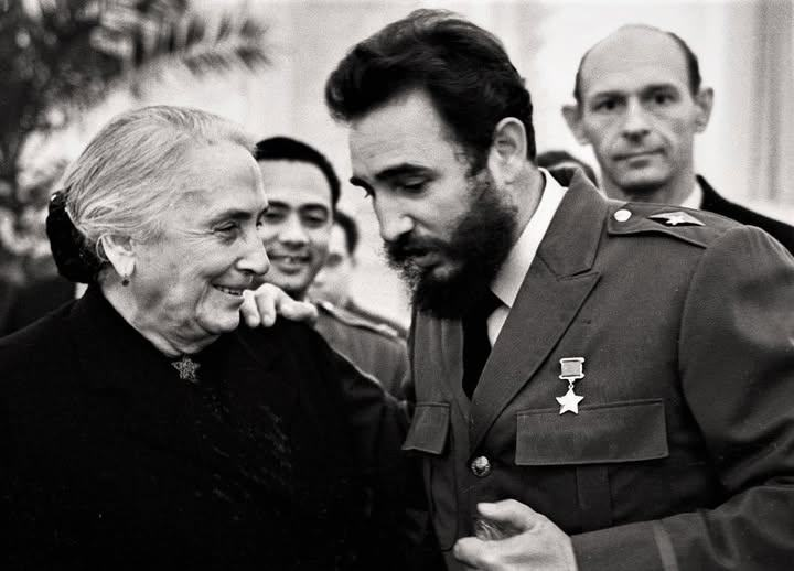 ultras_antifaa's tweet photo. Fidel Castro and “La Pasionaria,” January 1964.

Castro in conversation with Dolores Ibárruri, the heroic Spanish communist leader also known as “La Pasionaria.” During the Spanish Civil War, she coined the battle cry “No pasarán!” and famously said in a speech: 

“It is better to die on your feet than to live on your knees.”