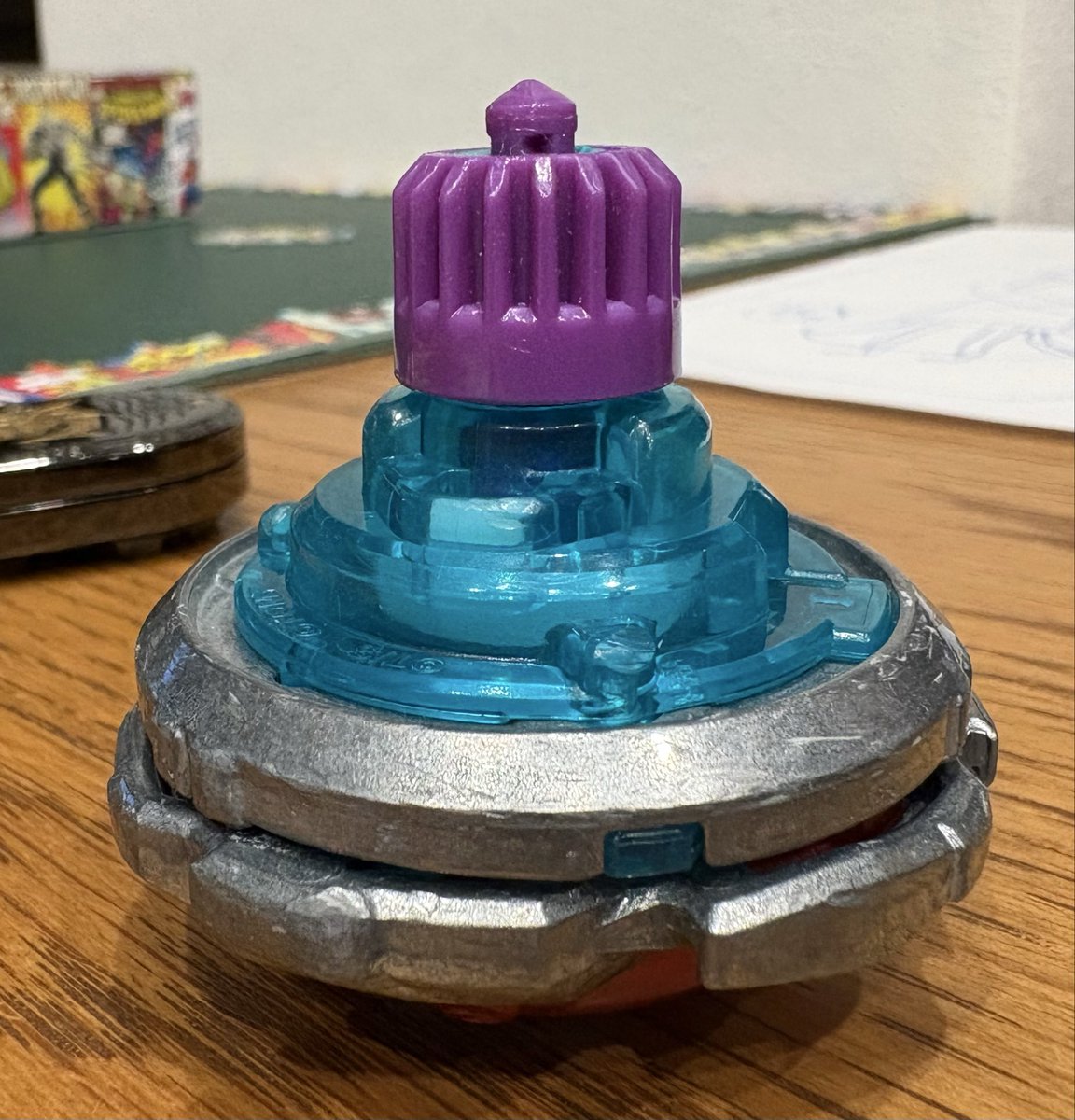 Ryohei431's tweet photo. 【良い子は真似しないでね】
皆が気になるであろう(？)マージビットのラバーを削ったらどうなるか検証してみました
結果一度傾いたら元に戻れずそのまま倒れるクセ強ビットになりました。

結局扱いづらいままでした😅
#ベイブレードx
#ベイブレード
#マージ
#バレットグリフォン https://t.co/ELYHdvbW7F