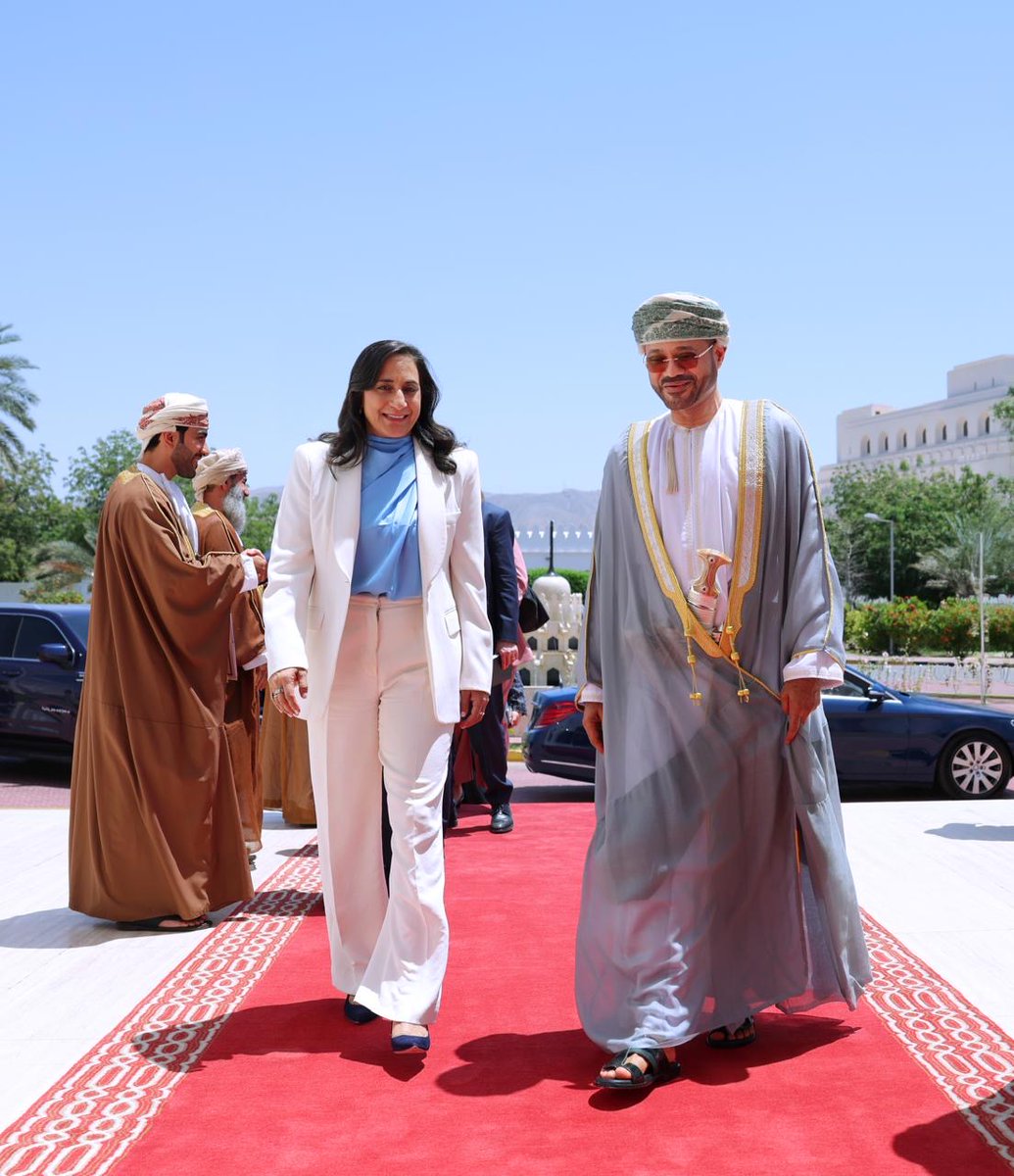 CanadaPE's tweet photo. La ministre Anand rencontre le ministre du Bureau royal d’Oman
Lisez le compte-rendu intégral ici : https://t.co/XN66tiJytg https://t.co/pjI9nbda2E