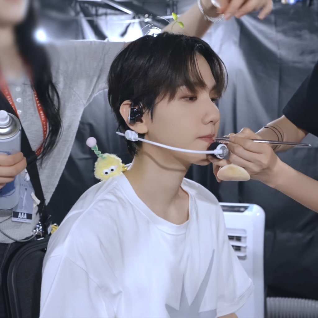 hourly baekhyun 🤍 tweet media
