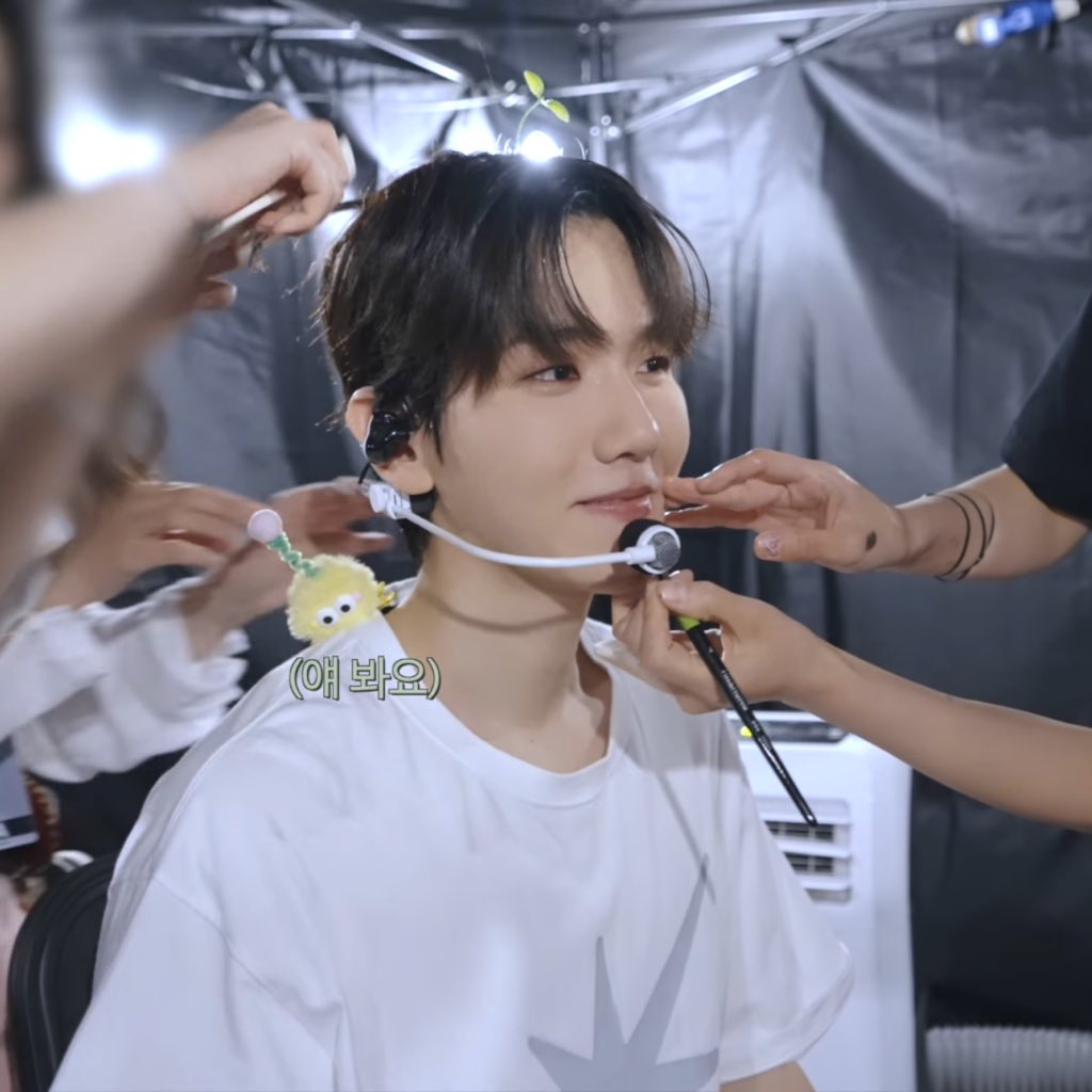 hourly baekhyun 🤍 tweet media