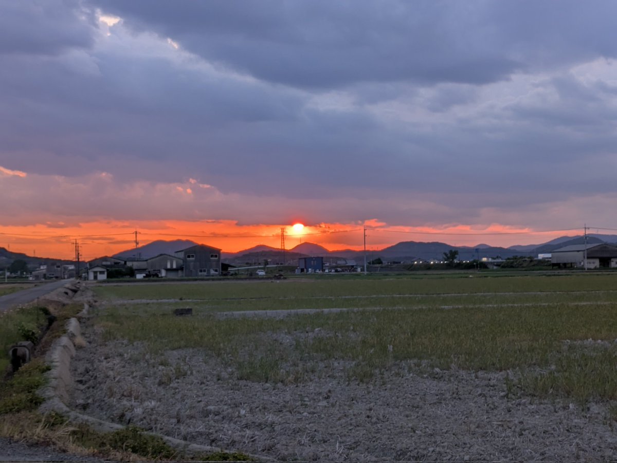 osafune_itto's tweet photo. 瀬戸内市は麦の刈り入れも終えて、これから稲作が始まります。
夕焼けがとても綺麗でしたよ。 https://t.co/fOf16TNrEY
