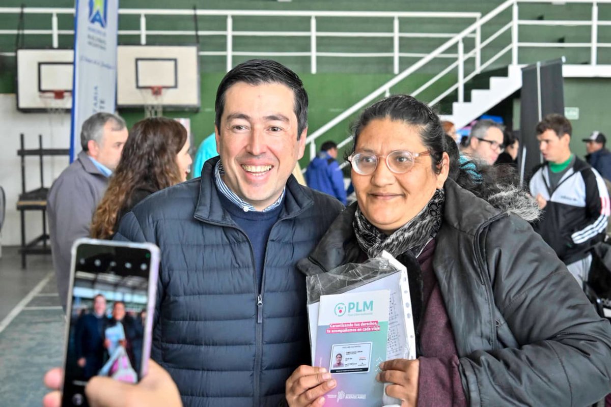 pulsoba's tweet photo. https://t.co/3SWyibGyvd
El intendente de @munimalvinas  y el ministro de Transporte de PBA, encabezaron en  Villa de Mayo un operativo que permitió a personas con Certificado Único de Discapacidad acceder a la credencial que garantiza el uso gratuito del transporte público. https://t.co/aMie83GfJC