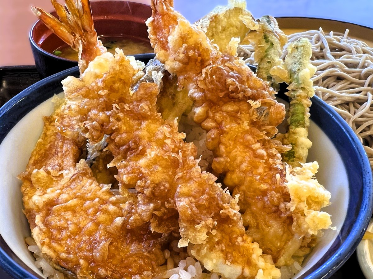 akiyuma0333's tweet photo. 天丼が食べたくなって、
天丼てんやさんへ。
海老と野菜の上天丼&藪そば一人前をいただきました。
天丼ってたまに無性に食べたくなります。
#lunchmenu
#ランチ
#天丼
#天どん https://t.co/3BLnEWZNIb