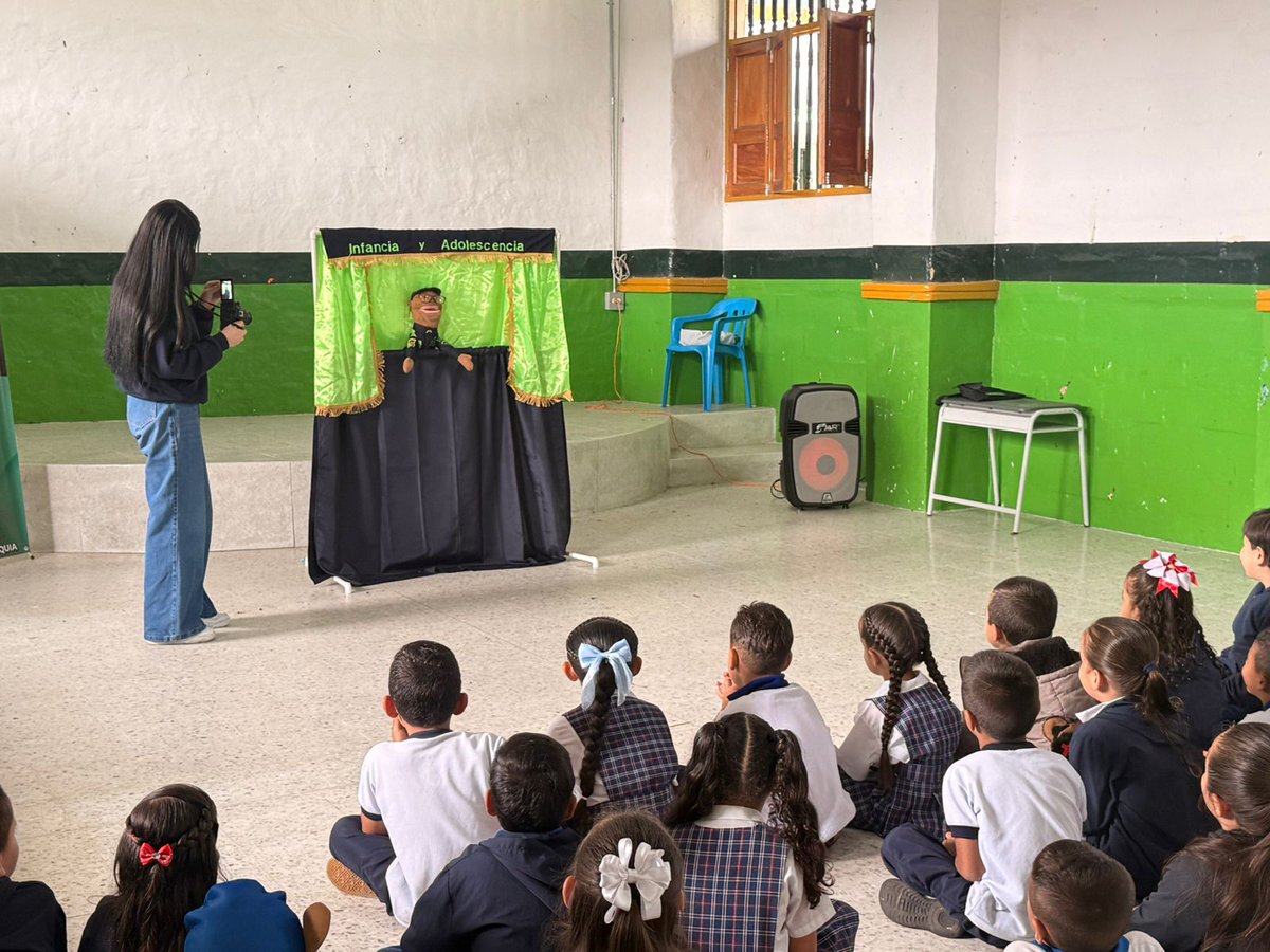 Policiantioquia's tweet photo. En #Támesis, desarrollamos actividad preventiva con la estrategia “Tito el Títere” en la I.E. Víctor Manuel Orozco, sensibilizando a niños y niñas sobre los riesgos en redes sociales y el uso seguro de medios tecnológicos. Además, fortalecimos el acompañamiento en entornos escolares seguros durante la salida estudiantil. #JuntosPorAntioquia