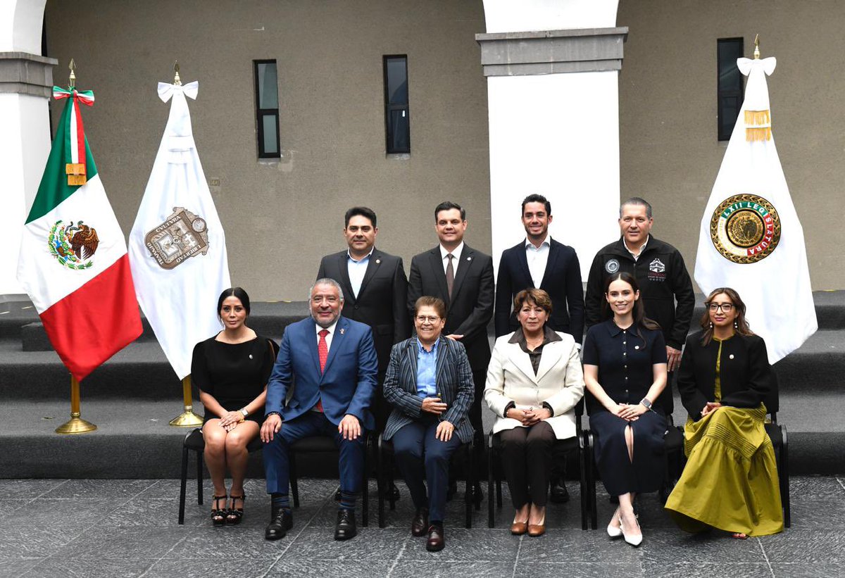 CLopez_Imm's tweet photo. Hoy cerramos el Segundo Periodo Ordinario de Sesiones del Segundo Año de Ejercicio en el Congreso del Estado de México, reafirmando nuestro compromiso de seguir trabajando por las familias mexiquenses.  

También acompañamos a nuestra gobernadora, la maestra Delfina Gómez Álvarez, en una reunión de trabajo donde evaluamos avances y revisamos los próximos proyectos para continuar impulsando el desarrollo de nuestro estado. 

#CarlosLópezIMM #DiputadoJilotepec #TuVozIMMporta