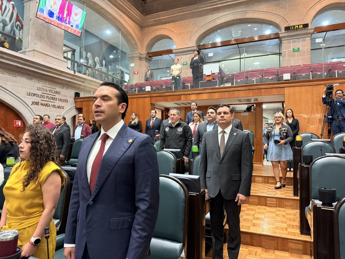 CLopez_Imm's tweet photo. Hoy cerramos el Segundo Periodo Ordinario de Sesiones del Segundo Año de Ejercicio en el Congreso del Estado de México, reafirmando nuestro compromiso de seguir trabajando por las familias mexiquenses.  

También acompañamos a nuestra gobernadora, la maestra Delfina Gómez Álvarez, en una reunión de trabajo donde evaluamos avances y revisamos los próximos proyectos para continuar impulsando el desarrollo de nuestro estado. 

#CarlosLópezIMM #DiputadoJilotepec #TuVozIMMporta