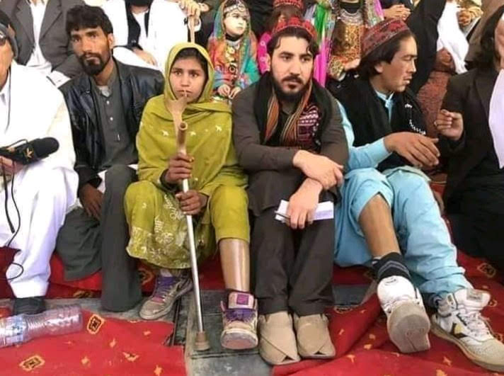 IfghanIrfan's tweet photo. پی ٹی ایم نے تو ان بے سہارا بچوں کی فریاد بھی کافی بہادری سے بلند کردی جو فوجی لینڈ مائنز سے معزور ہوگئے تھے اور یہ سیاسی جماعتوں تو آواز اٹھانے تو دور کی بات ملاقات سے بھی کتراتے ہیں کہ کہیں حکام بالا ناراض نہ ہو جاۓ .
#PTMZindabad https://t.co/EgGJekXbwr