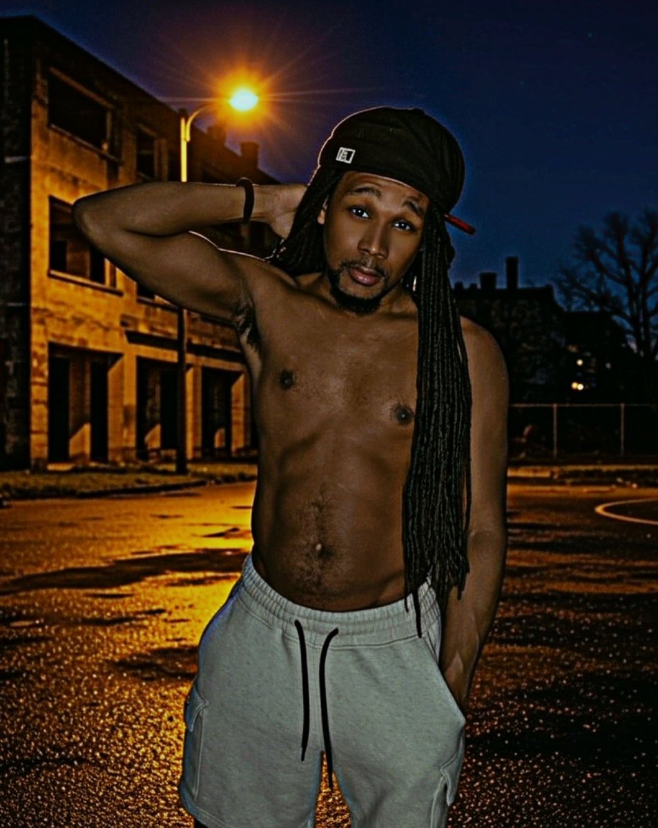 FocusedStoner's tweet photo. Hotter than the street light🔥
#Grind #Street #brownAF #Caramel https://t.co/BUhCk3ommk