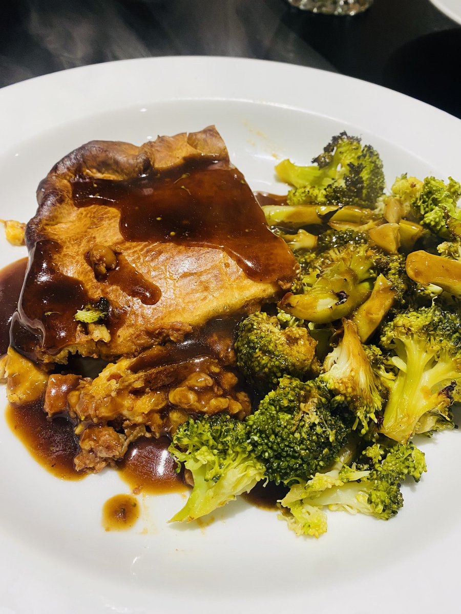 rossie7dj's tweet photo. Homemade Cornbeef hash 🥧 with garlic roasted broccoli and 🌶️ gravy 🥧 👌 https://t.co/w6AorjQSjI