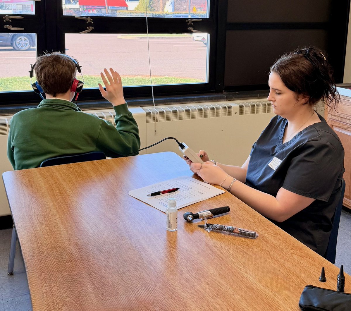 PAEarInstitute's tweet photo. Dr. Rajan, along with two Doctor of Audiology students, delivered the Dangerous Decibels classroom program and provided hearing screenings to eighth-graders.

Read more: https://t.co/fUw978Pbao

#salusatdrexel #hearinghealth #communityoutreach #PennsylvaniaEarInstitute #PEI https://t.co/kjfusMCNFX