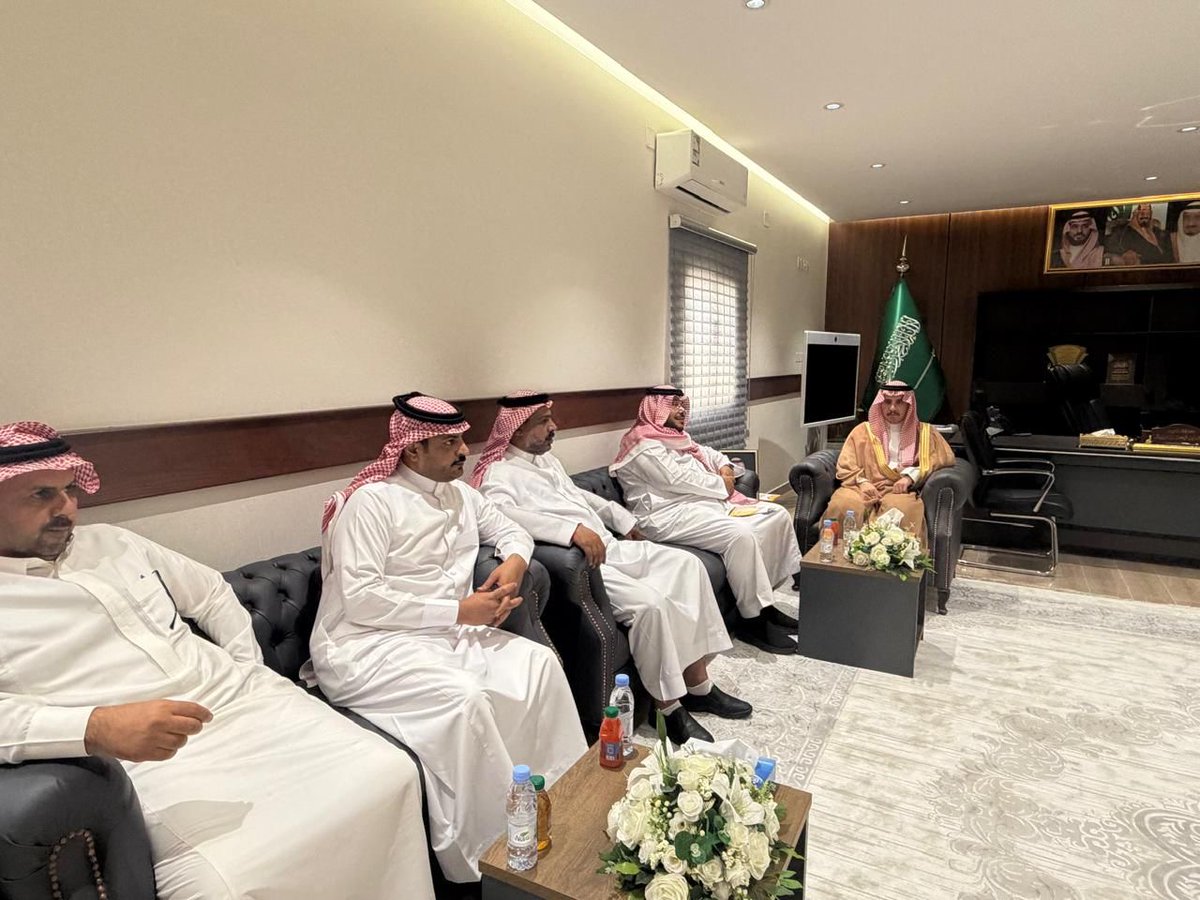 alyes_gov2030's tweet photo. التقى سعادة محافظ العيص الأمين العام لوقف الأميره صيته بنت عبدالعزيز أ. خالد زهران بحضور نائب رئيس جمعية تحفيظ القرآن بالعيص أ. احمد العنيني والمدير التنفيذي للجمعية أ. خالد الجهني وذلك للاطلاع على احتياجات الجمعية وبحث سبل الدعم وتعزيز الشراكة المجتمعية بما يخدم التنمية المحلية. https://t.co/5r4rSs7vp7