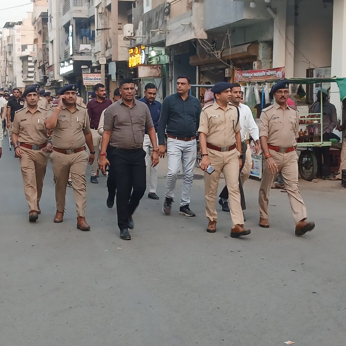 SP_Panchmahal's tweet photo. આજરોજ પોલીસ અધિક્ષક શ્રી ડૉ. હરેશભાઈ દુધાત સાહેબના માર્ગદર્શન હેઠળ નાયબ પોલીસ અધિક્ષક શ્રી બી.એલ. દેસાઈ સાહેબની હાજરીમાં આગામી સમયમાં આવનારા તહેવારોને અનુલક્ષીને ગણપતિ વિસર્જન રૂટ પર LCB, SOG તેમજ સ્થાનિક પોલીસ સ્ટાફ સાથે ફૂટ પેટ્રોલિંગ યોજવામાં આવ્યું હતું.
@GujaratPolice https://t.co/pP1zJj0sbR