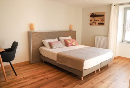 etrebieres's tweet photo. 🇫🇷 La chambre 'Façonner le Bois' met à l'honneur ce matériau noble. Un ami tourneur a apporté sa patte à la déco avec une jolie coupelle, et contribué à l'outillage du jardin pour remplacer un plantoir vermoulu. https://t.co/PGIiMZwekG