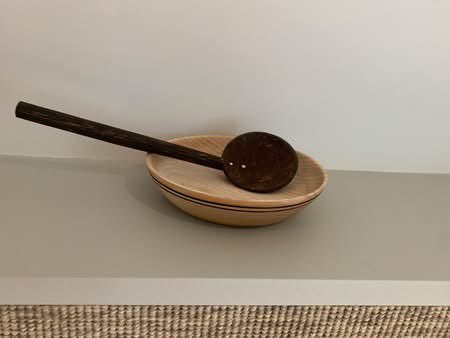 etrebieres's tweet photo. 🇫🇷 La chambre 'Façonner le Bois' met à l'honneur ce matériau noble. Un ami tourneur a apporté sa patte à la déco avec une jolie coupelle, et contribué à l'outillage du jardin pour remplacer un plantoir vermoulu. https://t.co/PGIiMZwekG