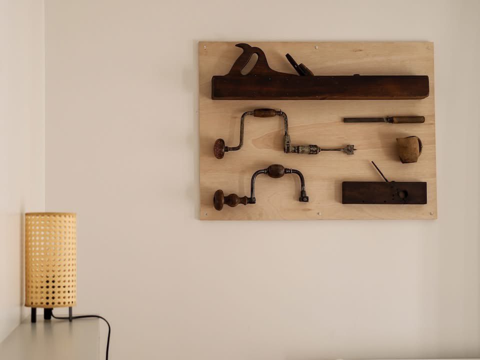 etrebieres's tweet photo. 🇫🇷 La chambre 'Façonner le Bois' met à l'honneur ce matériau noble. Un ami tourneur a apporté sa patte à la déco avec une jolie coupelle, et contribué à l'outillage du jardin pour remplacer un plantoir vermoulu. https://t.co/PGIiMZwekG