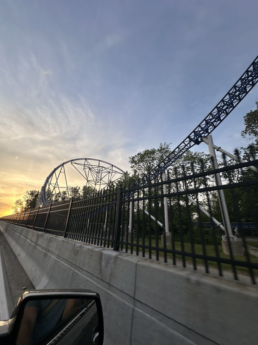 ThemePark_Bry tweet picture