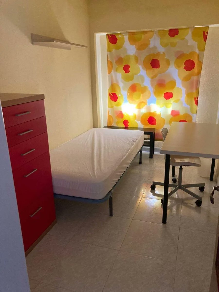 cerdaratag0rda's tweet photo. ⚠️¡¡URGENTE!!⚠️ 
Busco compañero de piso para llenar una habitación a partir del mes de  Junio en Burjassot (Valencia), serían 300 euros + una parte de los  gastos. 
Md para más info. https://t.co/CtbZA5wN2A