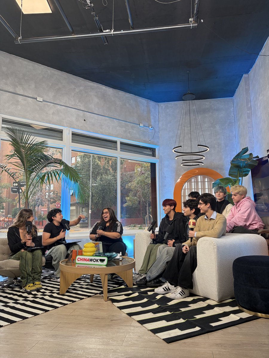 OnceStreamcl's tweet photo. #Q_are ya está en el estudio junto al equipo de #DéjaloPasar 🤩🎶 Sigue la transmisión de Once Stream acá 👉🏽 https://t.co/xjcI5YrQLU https://t.co/311DQJzofK