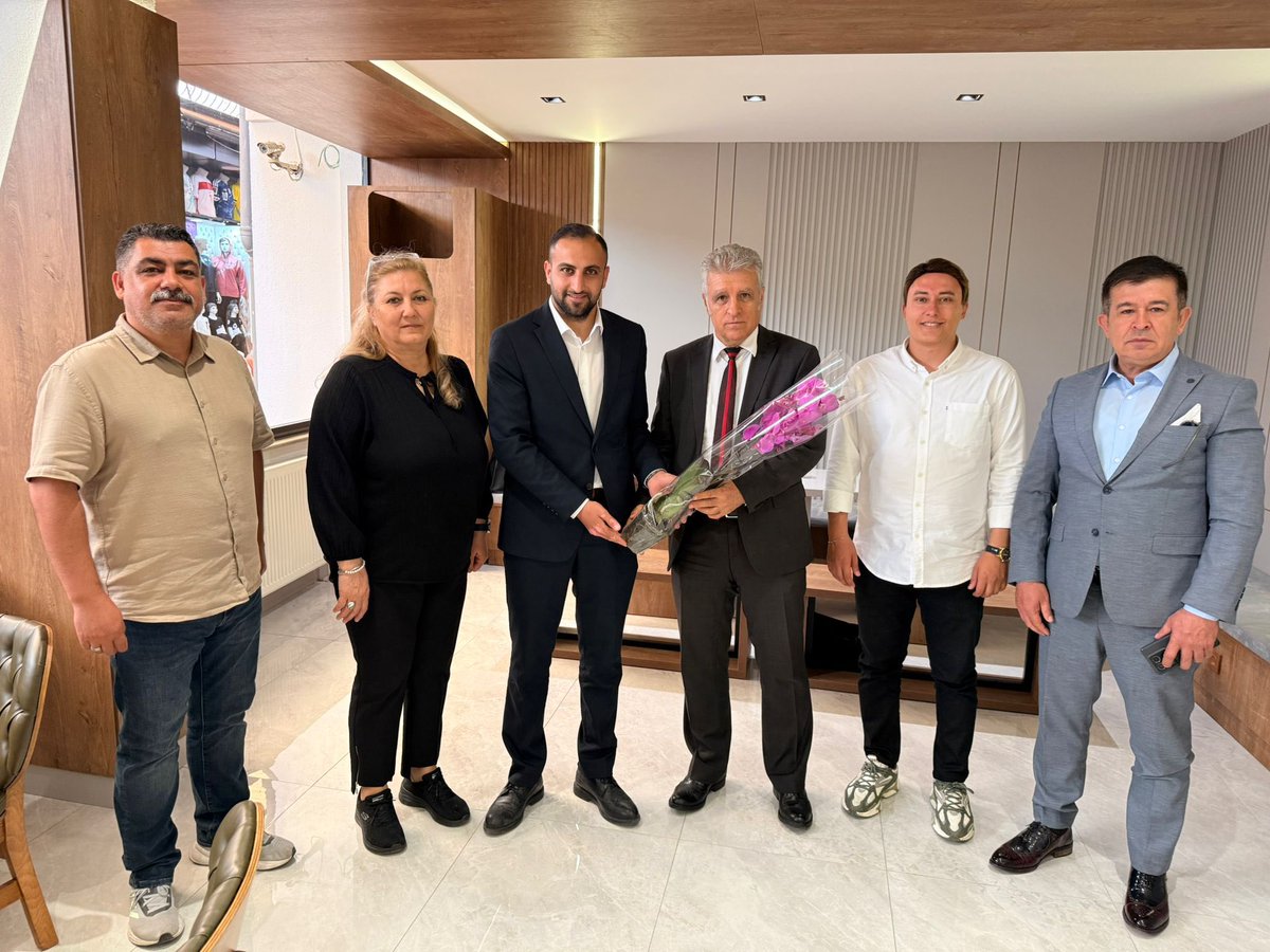 YusufAtes09's tweet photo. 📍Kuşadası Öğretmenevi

Kuşadası Kaymakamımız Sn. ibrahim Keklik ilçemizdeki  temsilcilerimiz ile bir araya gelerek öğretmenevinde ağırladık. 

İlgisinden dolayı Sayın kaymakamımıza teşekkür ediyoruz. https://t.co/PtLnXrIMu9