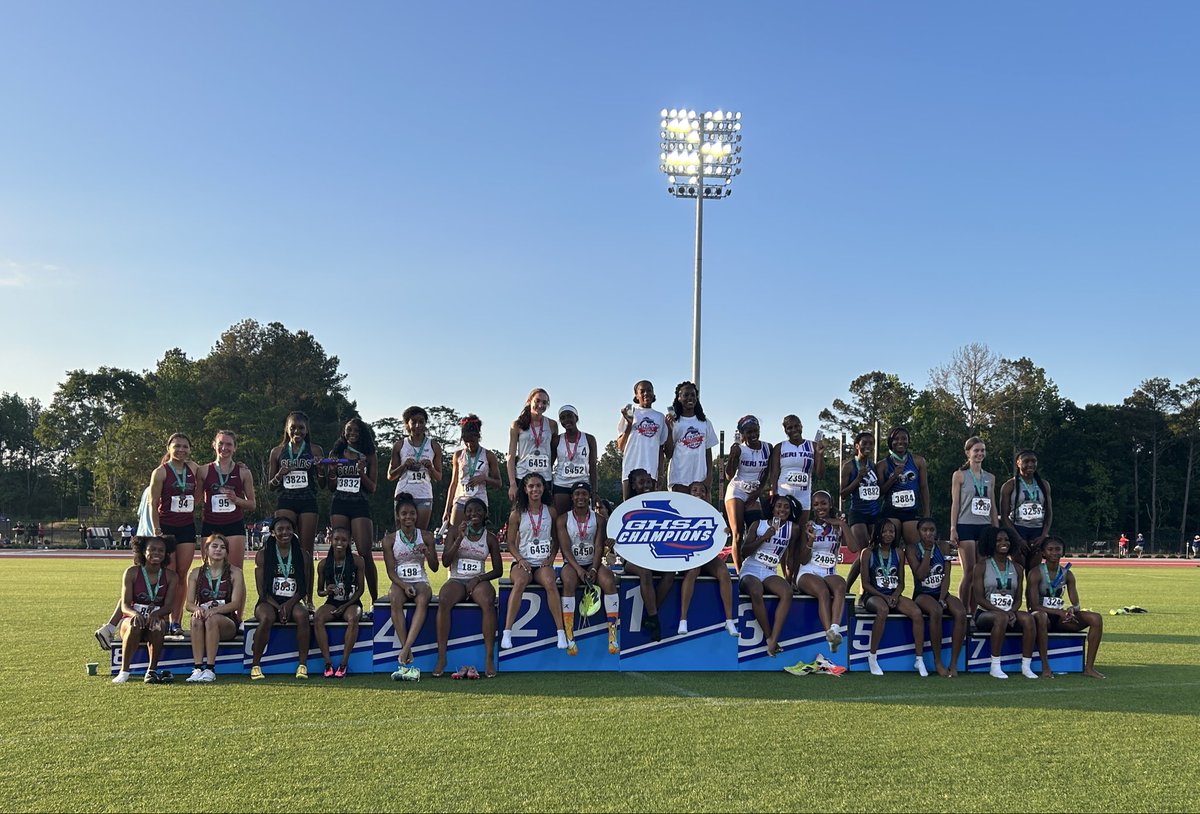 RHHSXCTF's tweet photo. In typical RHHS ladies 4x400m relay fashion, these ladies showed up big with a 2nd place podium finish &amp; improved school record. 3:45.77 is pretty amazing and every single one of these ladies will be returning next year! @athletics_rhhs #runningwildcats #BTH https://t.co/ciLPF1dCW8