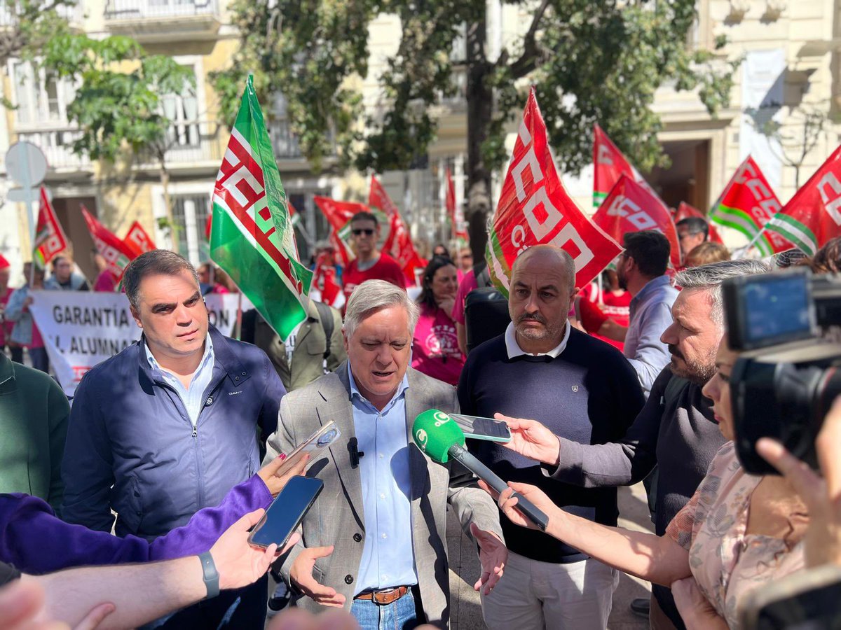 CornejoRamrez's tweet photo. Hoy acompañando en Cádiz al Personal Técnico de Integración Social (PTIS) en sus reivindicaciones a la Junta de Andalucía por la dignificación de su trabajo. https://t.co/h9xgC6OC0r