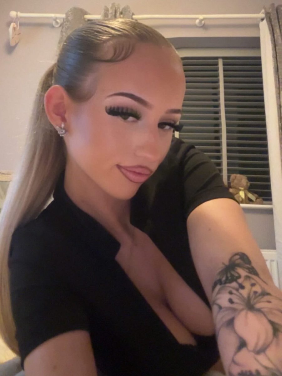 princessxLivvv's tweet photo. You do what I say 💗😏 https://t.co/GqAEh6HOwx