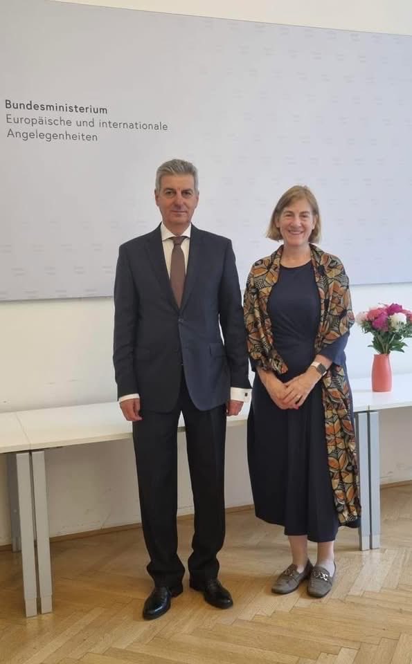 RO_in_AT's tweet photo. Konstruktiver Austausch gestern zwischen Botschafter Mihnea Motoc und Botschafterin Hannah Liko, bzw. Botschafter Peter Launsky-Tieffenthal über europäische🇪🇺, regionale Herausforderungen und regionale Lösungsansätze. Enge #Partnerschaften in schwierigen Zeiten sind sehr wichtig. https://t.co/nKw5I6r8EQ