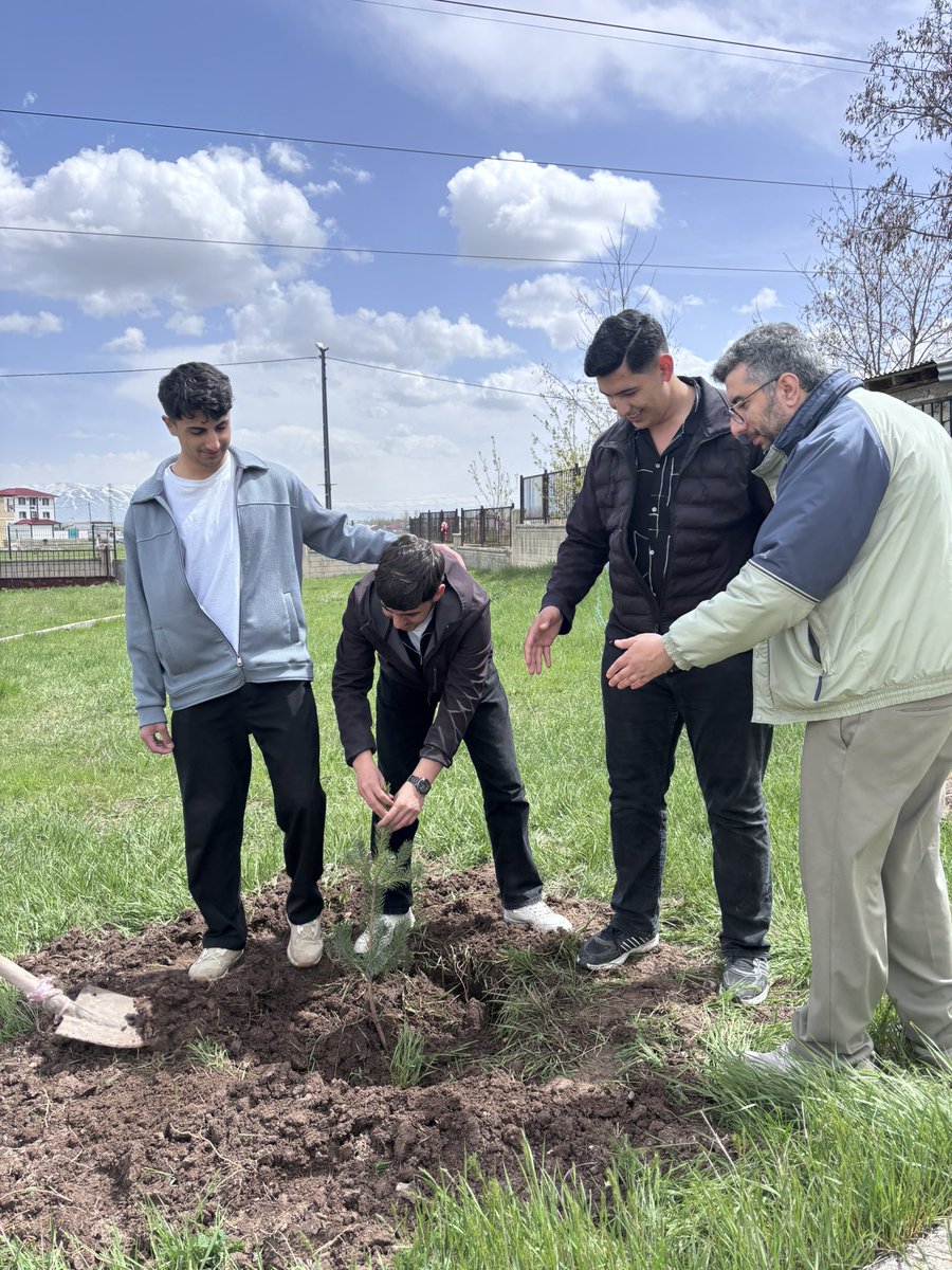 ttsosyalblmler's tweet photo. Çevre koruma bilinci ve değerler eğitimi kapsamında düzenlediğimiz ortak kulüp etkinliğinde öğrencilerimiz; doğaya saygı, sorumluluk ve duyarlılık konularında farkındalık kazandı
@agrimem 
@hasan_kokrek 
@agrimemarge
@ErcanBulan04 
#çevrekoruma #değerlereğitimi https://t.co/fJ8AhwfaQv