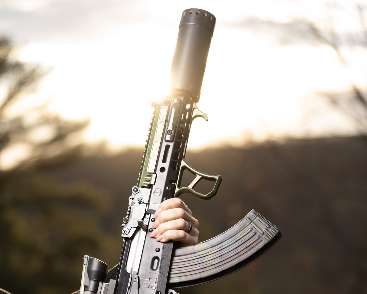 JMacCustoms's tweet photo. Midweek precision featuring the SFG and HRD combo. Lightweight, ergonomic, and built for total control. Why settle for basic when you can have the best?

Check your 📥 for the deetz! https://t.co/07kNoZ5rm2