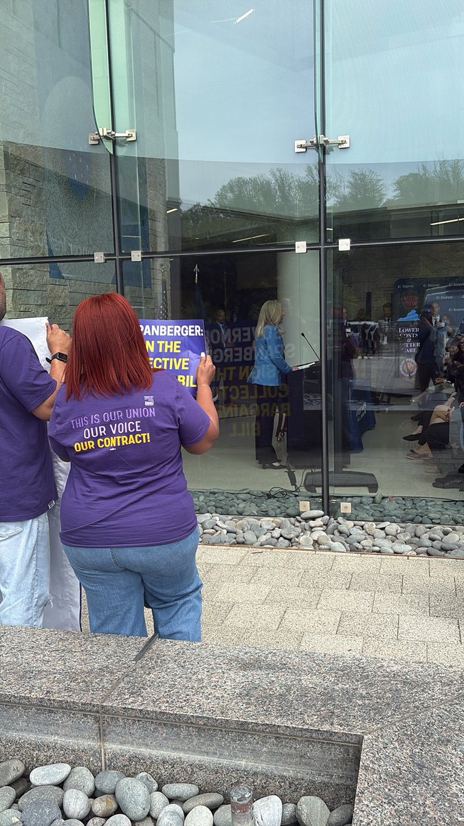 oconnor_reports's tweet photo. Spanberger is holding a bill signing in Fairfax as SEIU staff members demonstrate outside. They say they’re angry and disappointed about the collective bargaining veto. https://t.co/yyvrHPgsJf