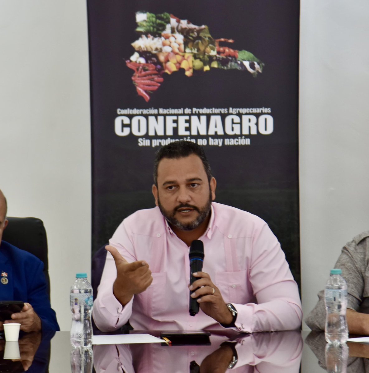 CONFENAGRO's tweet photo. 🌱 En esta edición de los Diálogos Agropecuarios tuvimos la participación de Luis Madera Sued, viceministro de Seguimiento y Coordinación Gubernamental de la Presidencia, quien compartió las prioridades y líneas de acción del Gobierno para el sector productivo. https://t.co/R0lyRWKRSf