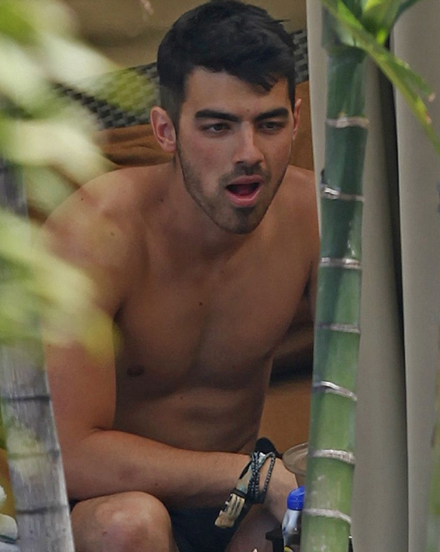 theasherbieber's tweet photo. the way he's so sexy while eating, damn 🥵😮‍💨 https://t.co/YzjBwblRhW