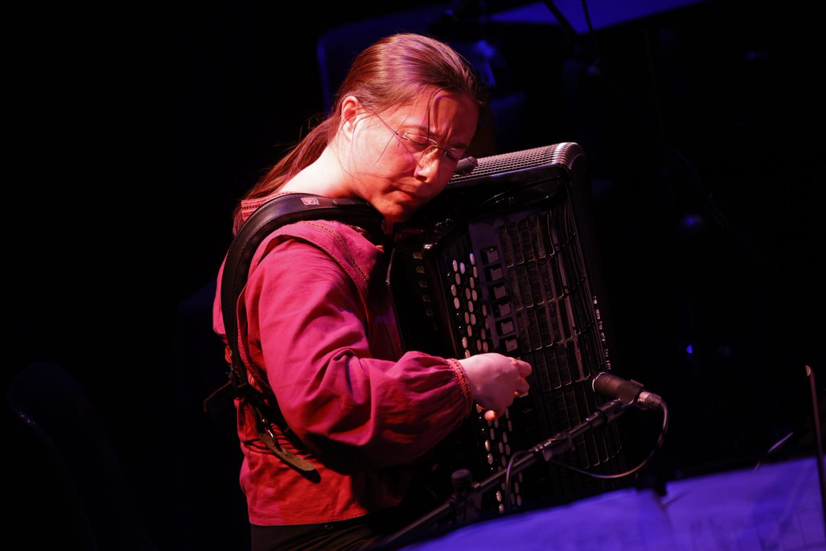 Eresbil's tweet photo. 🎶 Soinu bidaia berezia Errenteria, Urepel eta Usurbilen zehar.

Garazi Navasek eta Manu Gaignek elektronika, perkusioa eta akordeoia nahastu zituzten 🎹🥁🎛️ kontzertu polit batean.

Publikoak soinua eta irudietaz gozatu zuen 👀✨ #Musikaste54-ren hirugarren jardunaldian 🙌 https://t.co/lgRsSyj85F