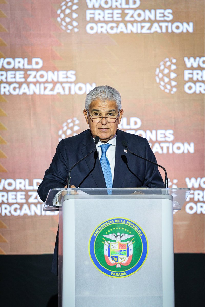 as_salazar's tweet photo. *Presidente Mulino invita a líderes de zonas francas a invertir aprovechando la plataforma panameña*

El presidente de la República, @JoseRaulMulino invitó a líderes empresariales y a representantes de zonas francas establecidas en todo el mundo, a aprovechar las facilidades que ofrece Panamá para invertir, expandir sus operaciones y conectar nuevos mercados, durante el acto de inauguración del XII Congreso de la Organización Mundial de Zonas Francas, que se celebra en este país.

“Ustedes descubrirán por qué Panamá es un país que conecta mercados, inversiones y oportunidades”, manifestó Mulino. “Y no solo para las zonas francas en nuestro territorio, sino también para encontrar un socio logístico para las exportaciones. No me canso de repetirlo: Panamá no es competencia para los demás, es el complemento para mejorar su competitividad”.

El mandatario se identificó como un convencido de que las zonas francas fortalecen la libertad económica, potencian el comercio mundial y son actores fundamentales en el progreso de las naciones, por lo que su gobierno seguirá apoyando las actividades que atraigan negocios y prosperidad a los pueblos.

“Aquí encontrarán un país con un sistema financiero sólido, una economía que crece a más del 4% anual, con un gobierno que ha tenido la mayor disminución del riesgo país, y la mayor baja del déficit fiscal de todo el continente en 2025.  Además, tengo el orgullo de dirigir un Estado comprometido con un proceso de orden y simplificación que favorece, aún más, la inversión extranjera”, añadió el presidente.

“Podrán ver, de primera mano, lo que es Panamá: un país que sorprende y que está abierto al comercio mundial”, remarcó.
El mandatario hizo hincapié ante la audiencia congregada en el Panamá Convention Center de Amador, que la inversión es el verdadero motor del desarrollo, de la generación de riqueza y de fortalecer el poder de consumo de los ciudadanos. “Esa es la rueda de la economía, que debe girar libremente, sin que los gobiernos le pongan trabas al progreso”, dijo.

El XII Congreso Mundial de la Organización Mundial de Zonas Francas (World FZO) 2026 reúne bajo un mismo techo a líderes mundiales, responsables políticos, ejecutivos de zonas francas e inversores, con el propósito de explorar las nuevas fronteras del comercio, la innovación, las políticas públicas y el desarrollo de infraestructuras sostenibles.

El presidente de la Organización Mundial de Zonas Francas, Mohammed Al Zarooni, agradeció a Panamá y al presidente Mulino por su visión y liderazgo de apoyar este importante encuentro, del cual surgirán consensos para ayudar al comercio mundial a enfrentar los desafíos geopolíticos actuales y en ciernes.

La actividad también contó con la presencia del presidente de la República Dominicana, Luis Abinader, y de Martin Pedersen, presidente de la Autoridad Internacional de Zonas Francas. Además, participan altos delegados de diversos gobiernos, líderes de empresas multinacionales y representantes de zonas francas de todo el mundo.