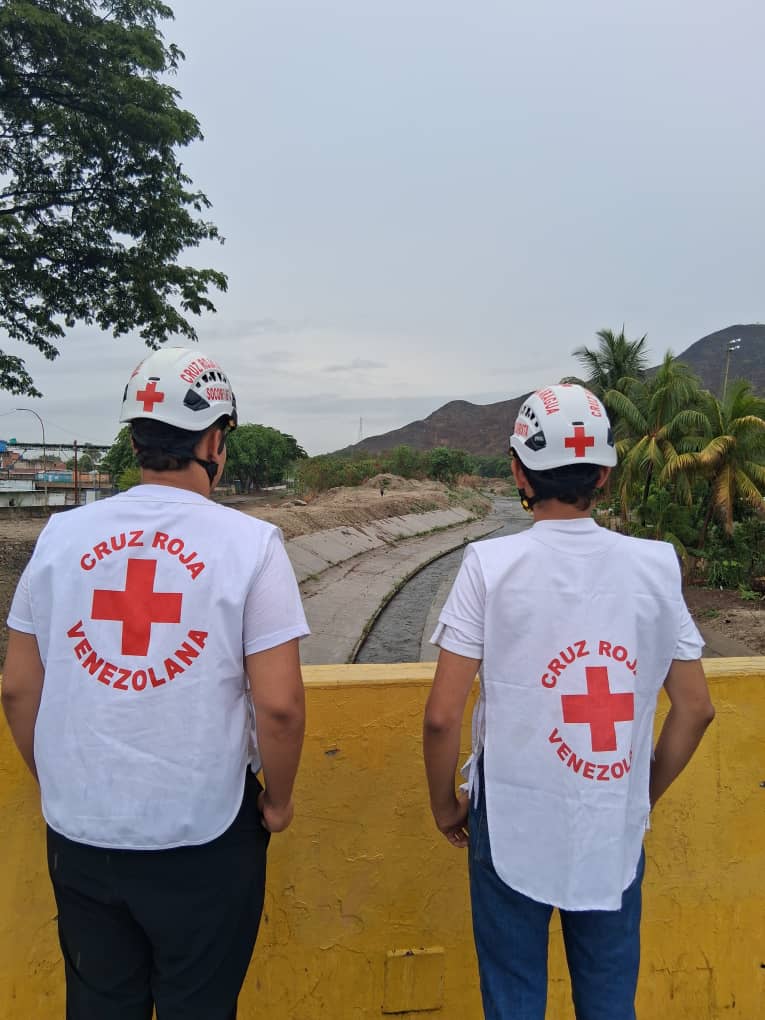 QPEV_'s tweet photo. #PulsoRegional #Aragua Luego de las fuertes lluvias registradas en #Maracay durante la madrugada y mañana de este miércoles #13Mayo la Cruz Roja Venezolana realizó un recorrido por varios cauces y quebradas para monitorear los niveles de los ríos como medida de gestión de riesgos @sdjmarcos 📸