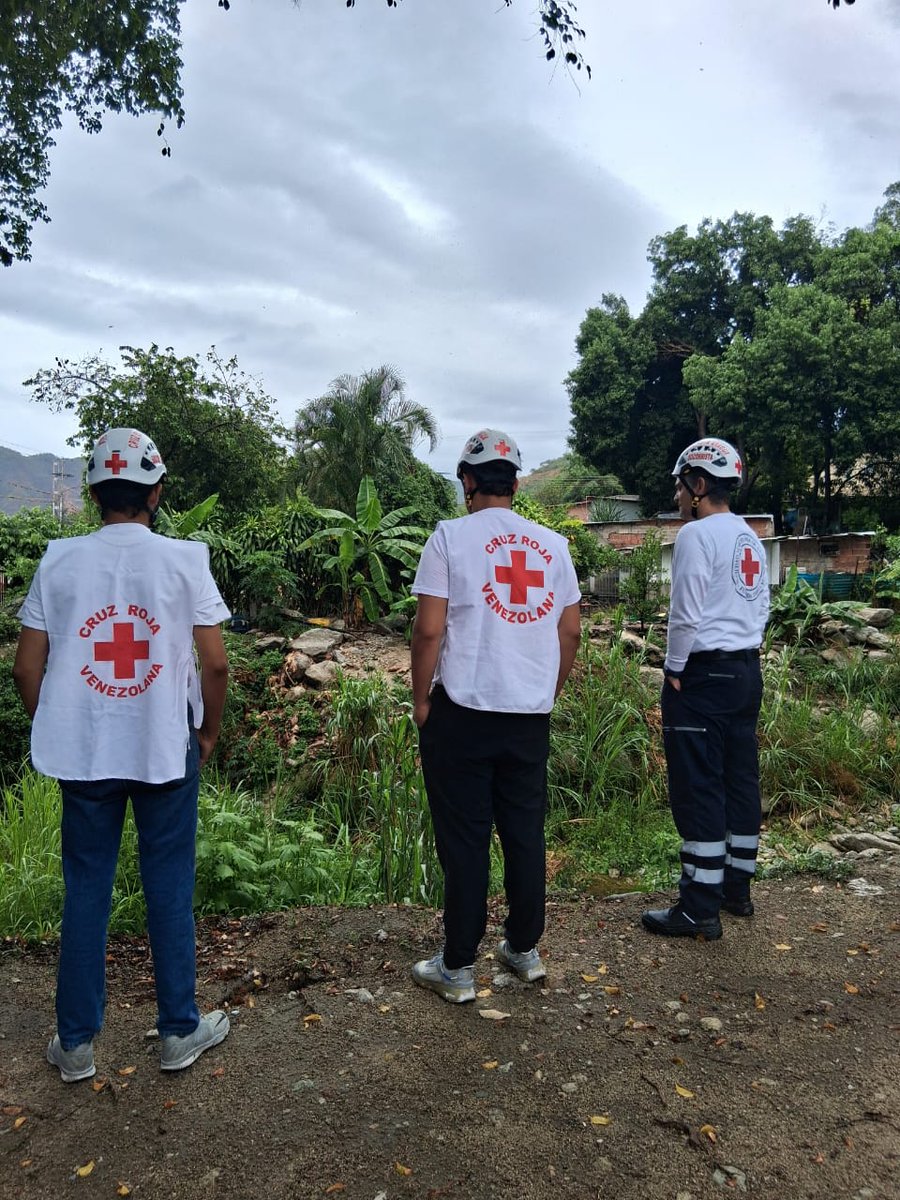 QPEV_'s tweet photo. #PulsoRegional #Aragua Luego de las fuertes lluvias registradas en #Maracay durante la madrugada y mañana de este miércoles #13Mayo la Cruz Roja Venezolana realizó un recorrido por varios cauces y quebradas para monitorear los niveles de los ríos como medida de gestión de riesgos @sdjmarcos 📸